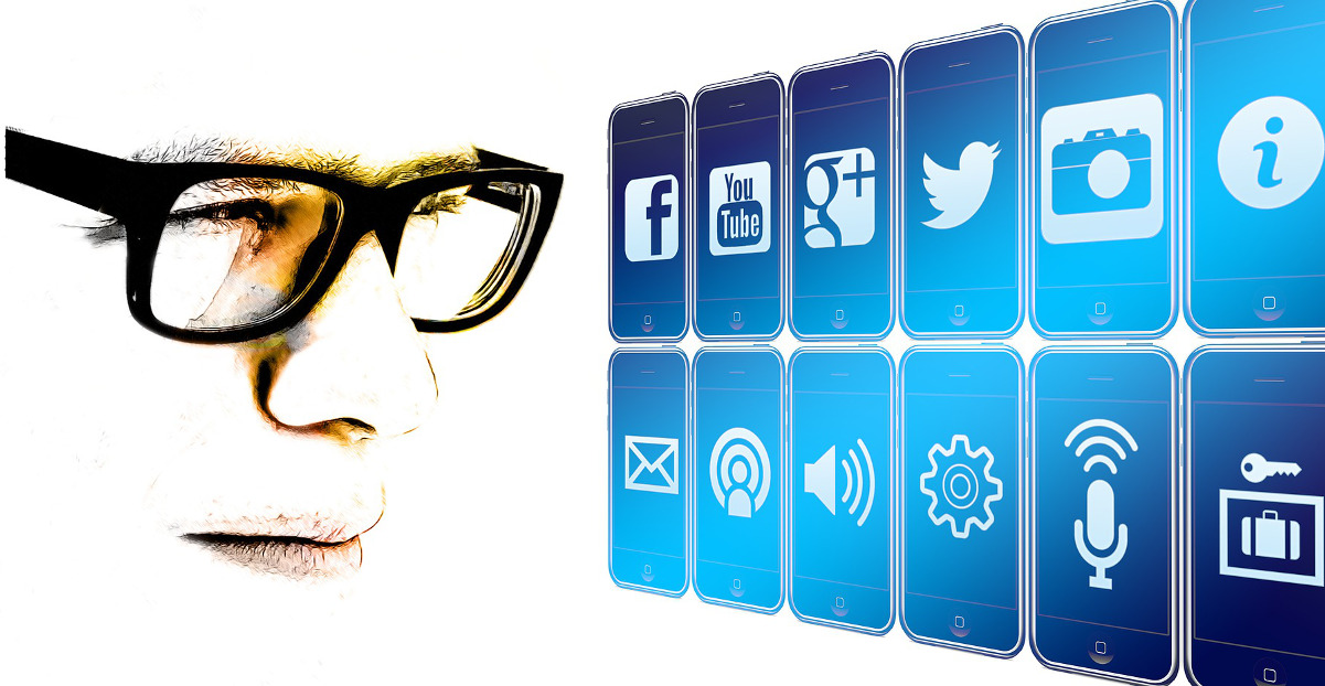 Social-Media, auf dem Bild ein Mann mit Brille der auf verschiede Handys mit Social-Media Konten blickt